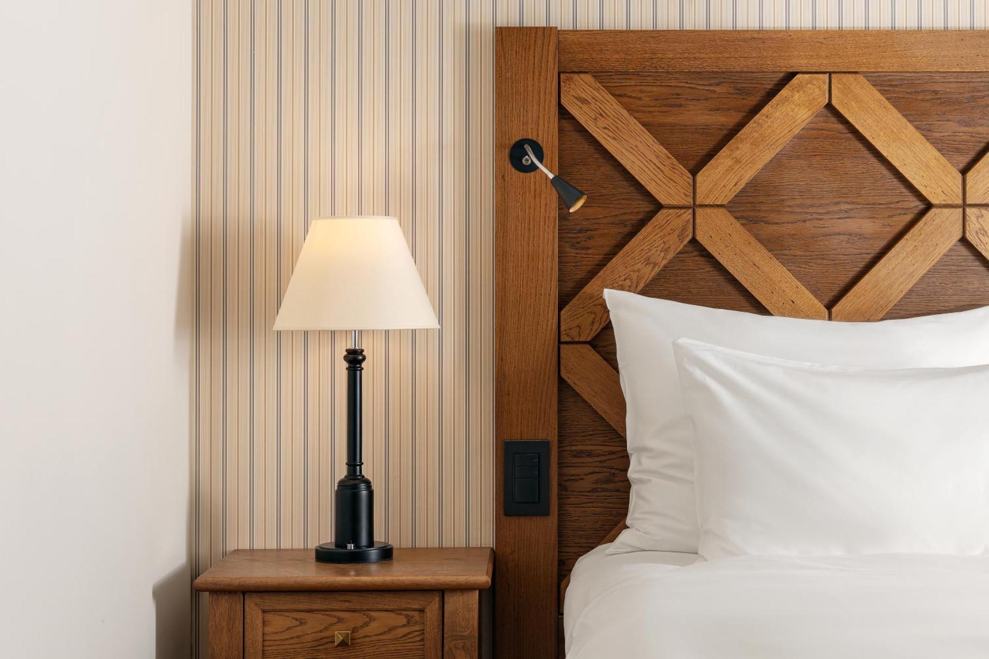 Grand Hotel Kempinski High Tatras Strbske Pleso Exterior foto A bedside table with a lamp