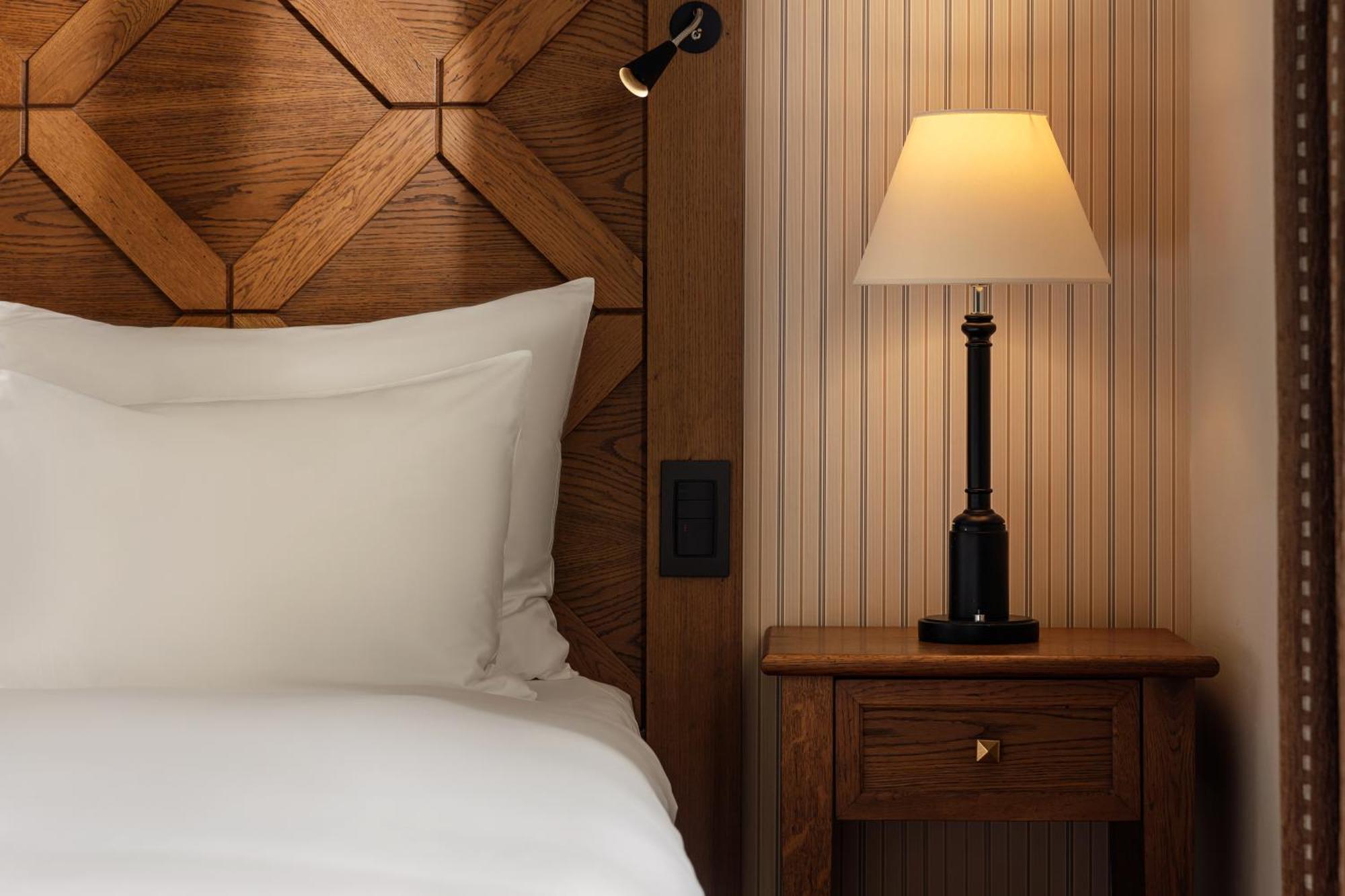 Grand Hotel Kempinski High Tatras Strbske Pleso Exterior foto A bedside table